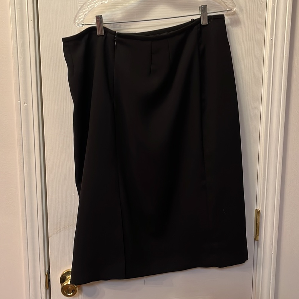 Evan Picone suit black and beige lined, vented sleeves - Picture 5 of 11